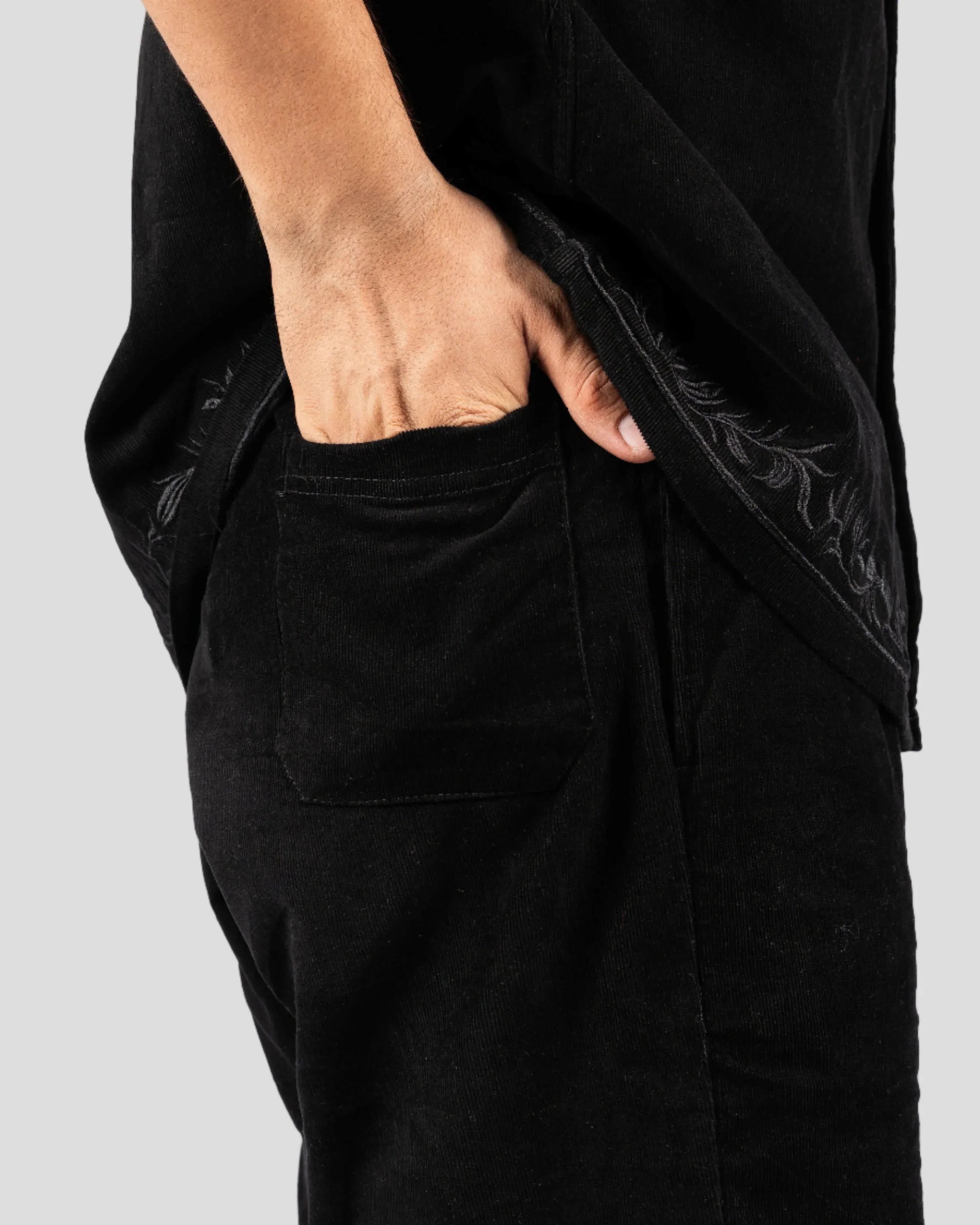 KNIGHT MENS SHORTS - Everything Black